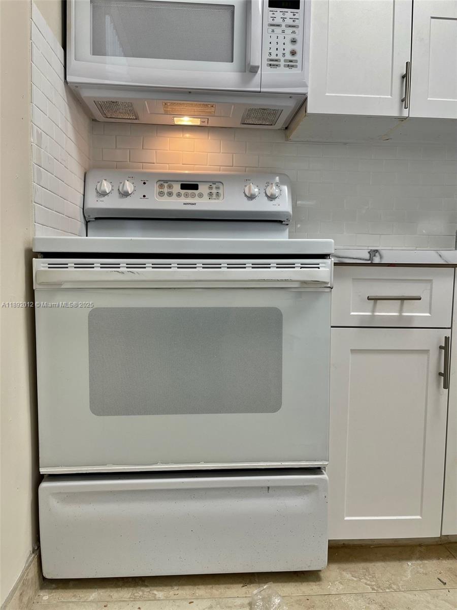 1725 West 60th Street, Unit F304 Hialeah, FL 33012 - Photo 12 of 26 a close view of stove