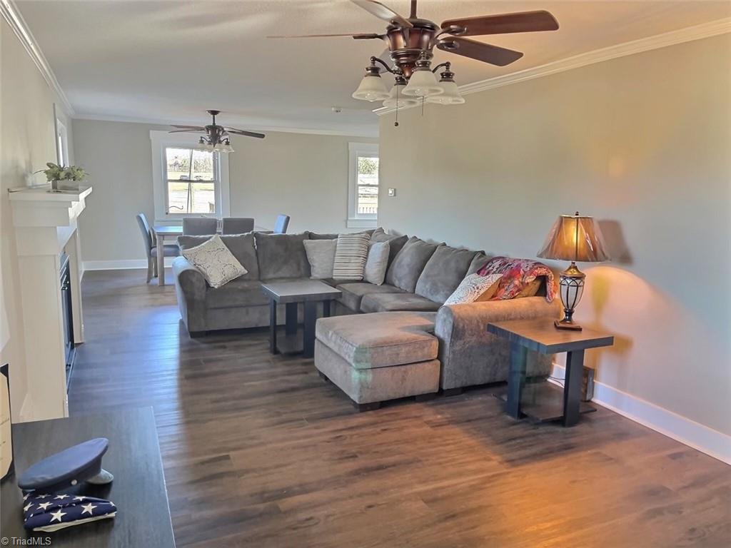 2840 Michael Road Lexington, NC 27295 - Photo 8 of 22 Living room from front door