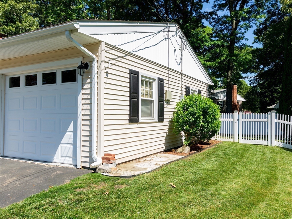 42 Bruce Road Bellingham, MA 02019 - Photo 5 of 38