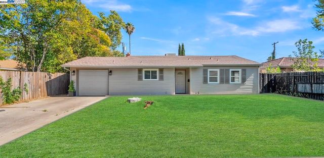 a view of a house with a backyard