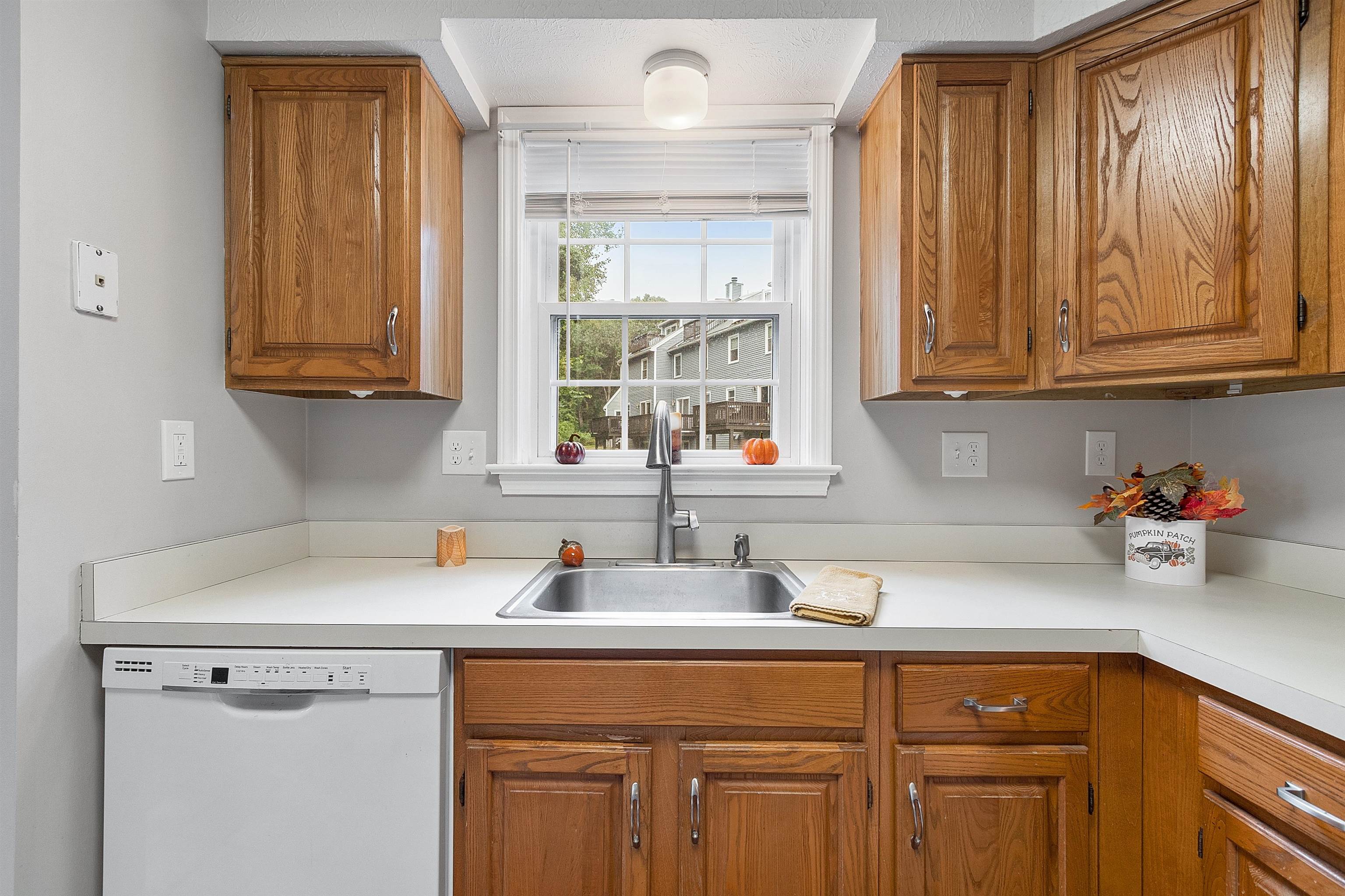 37 Riviera Road, Unit 37 Hudson, NH 03051 - Photo 5 of 40 Gallery Image 5