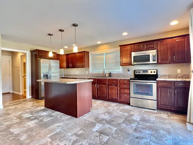 $349,900 | 8444 Lancaster Drive, Newburgh, IN 47630