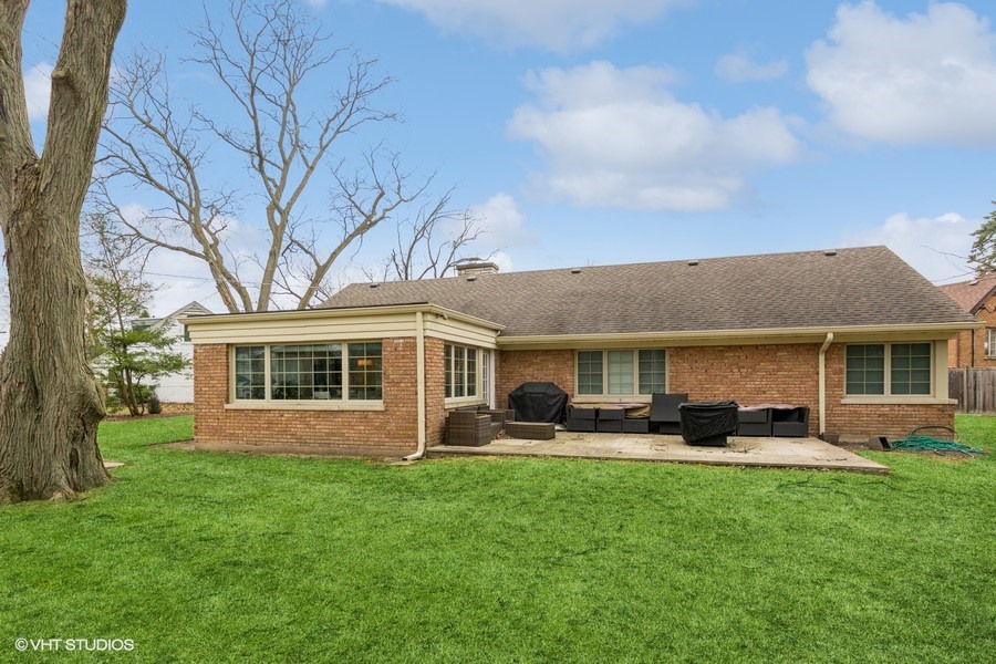 3205 Sprucewood Road Wilmette, IL 60091 - Photo 14 of 15 a front view of house with yard and green space