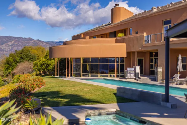 a view of a yard with plants