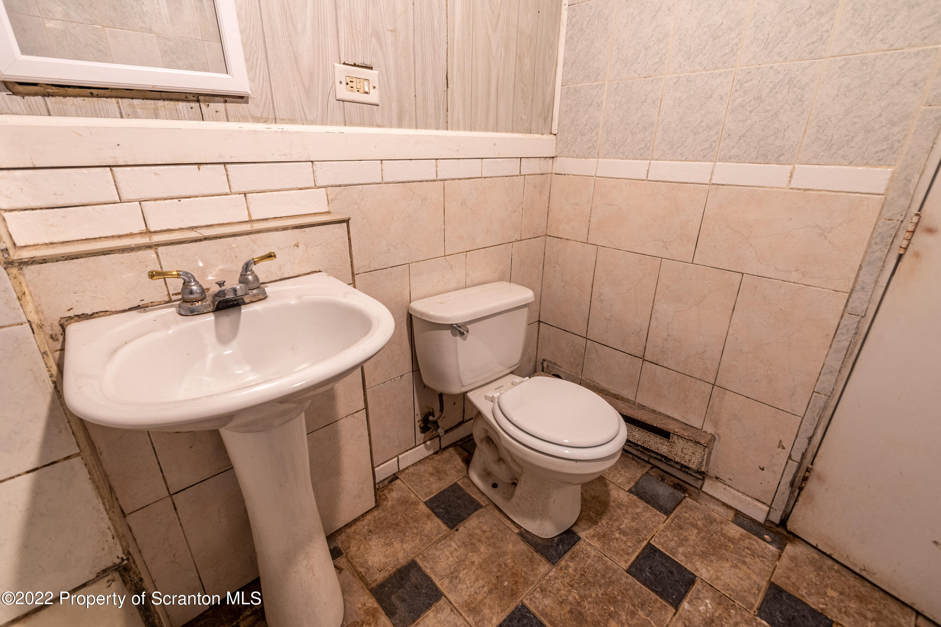 1509 Prospect Avenue Scranton, PA 18505 - Photo 13 of 28 a bathroom with a sink and a toilet