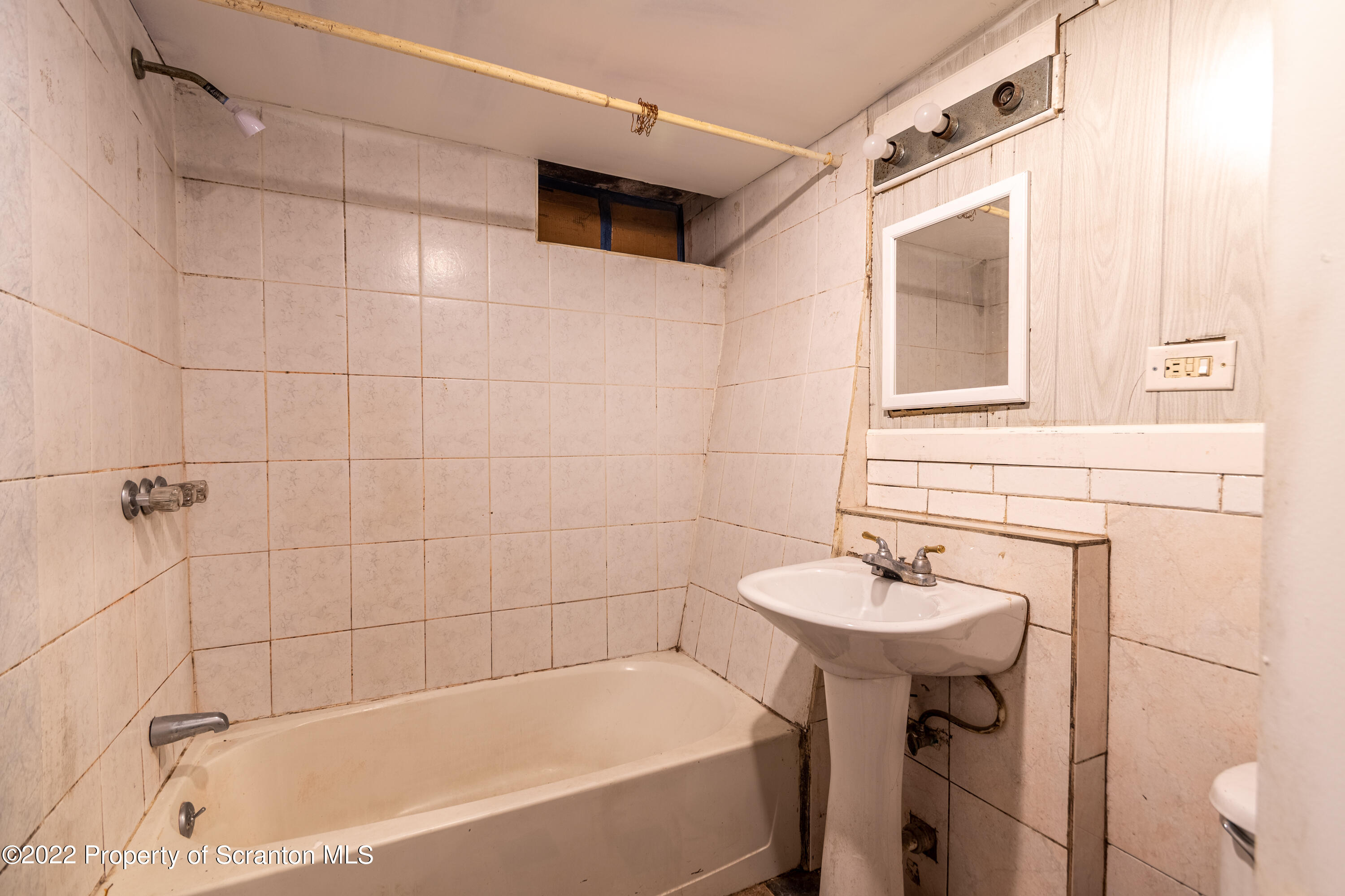 1509 Prospect Avenue Scranton, PA 18505 - Photo 14 of 28 a bathroom with a sink and a bathtub