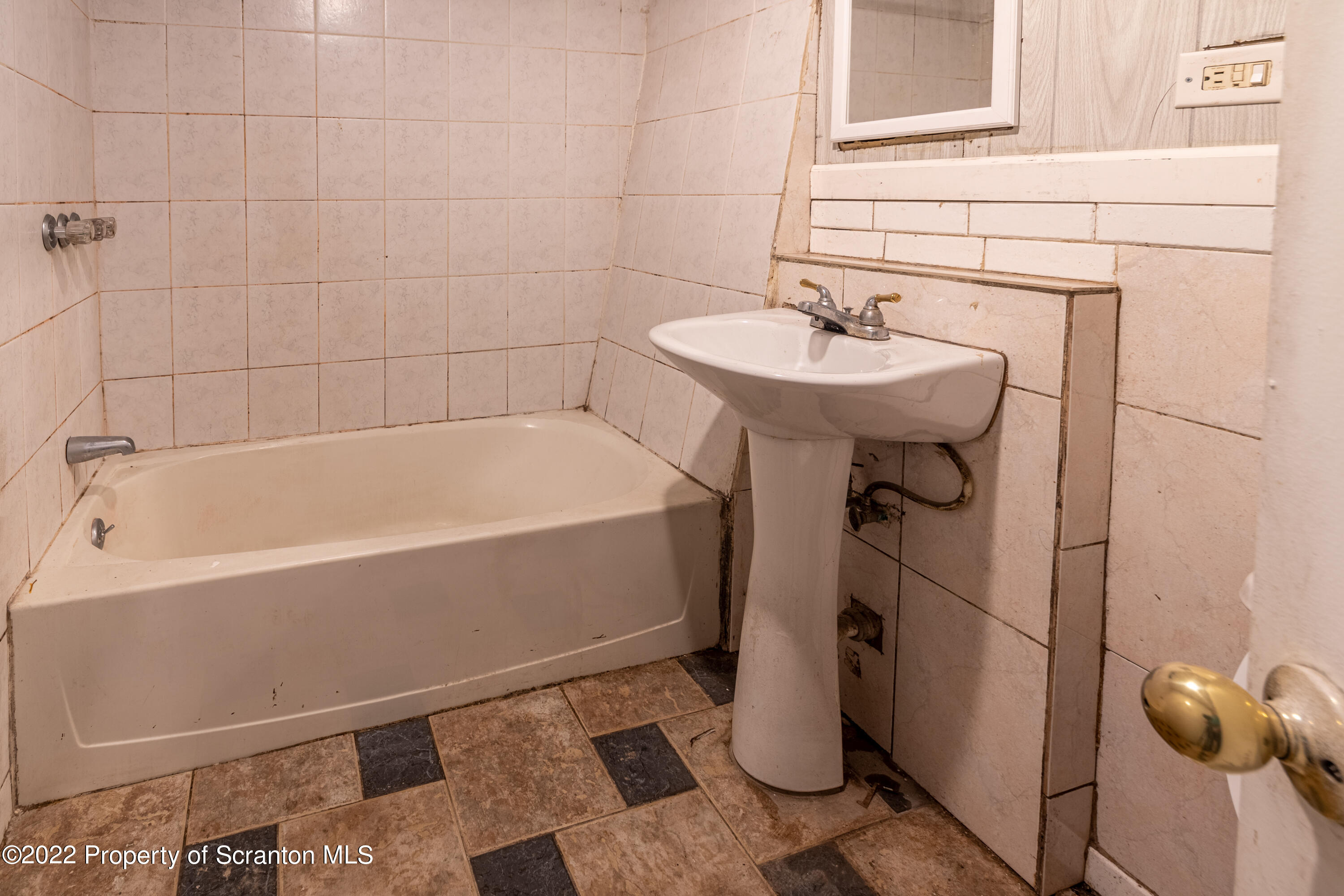 1509 Prospect Avenue Scranton, PA 18505 - Photo 15 of 28 a bathroom with a sink and a bathtub