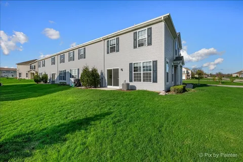 a view of a house with backyard and garden