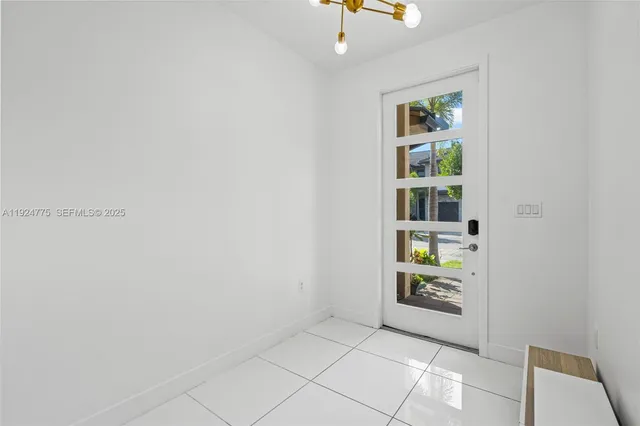 a view of a livingroom with furniture and a ceiling fan
