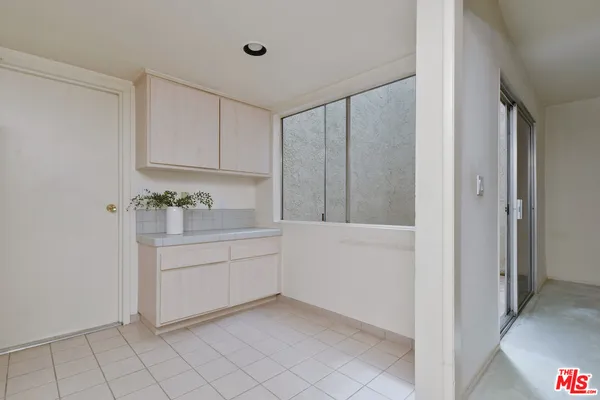 $699,000 | 11738 Moorpark Street, Unit E, Studio City, CA 91604