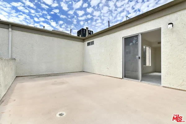 $699,000 | 11738 Moorpark Street, Unit E, Studio City, CA 91604