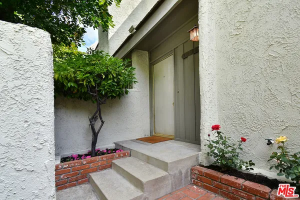 $699,000 | 11738 Moorpark Street, Unit E, Studio City, CA 91604