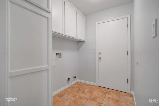 a view of yard with green space