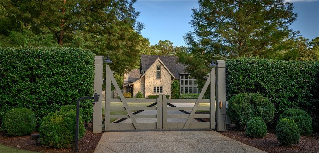 2979 Ridgewood Road Northwest Atlanta, GA 30327 - Photo 3 of 43