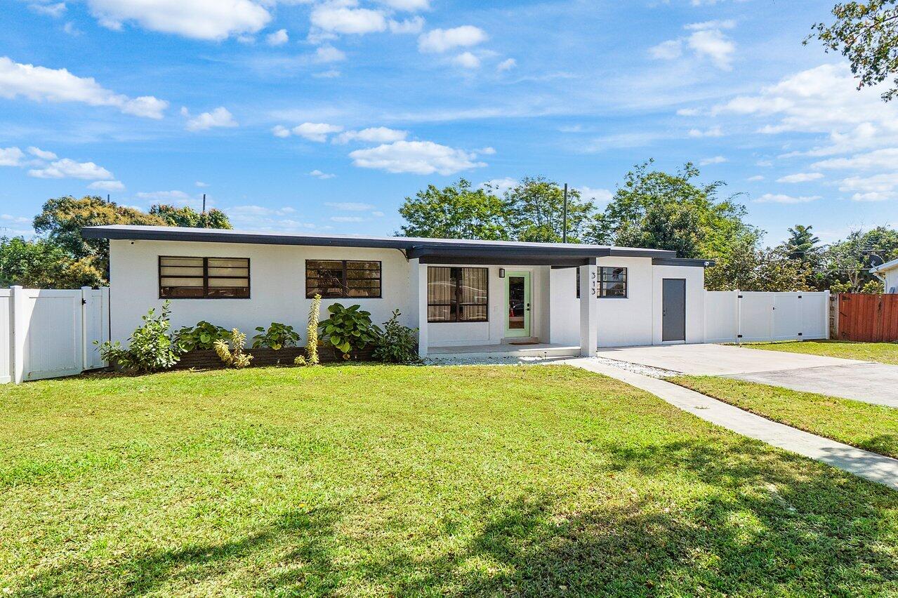 313 Bayside Road Lake Worth, FL 33461 - Photo 3 of 25 003-313BaysideRoad-PalmSprings-FL-33461-