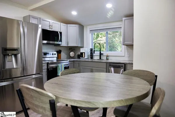 $2,175 | 4 Lindberg Avenue, Greenville, SC 29601