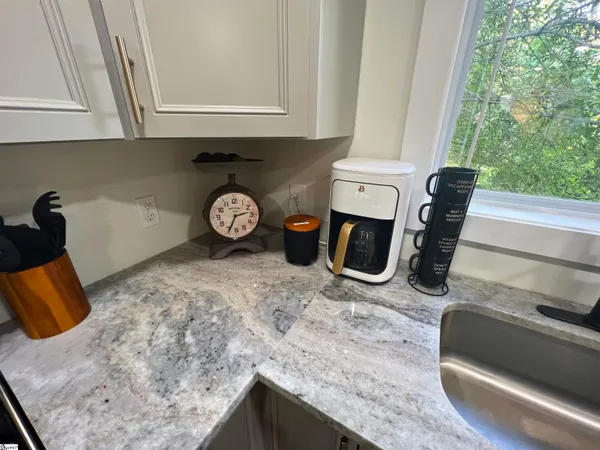 $2,175 | 4 Lindberg Avenue, Greenville, SC 29601