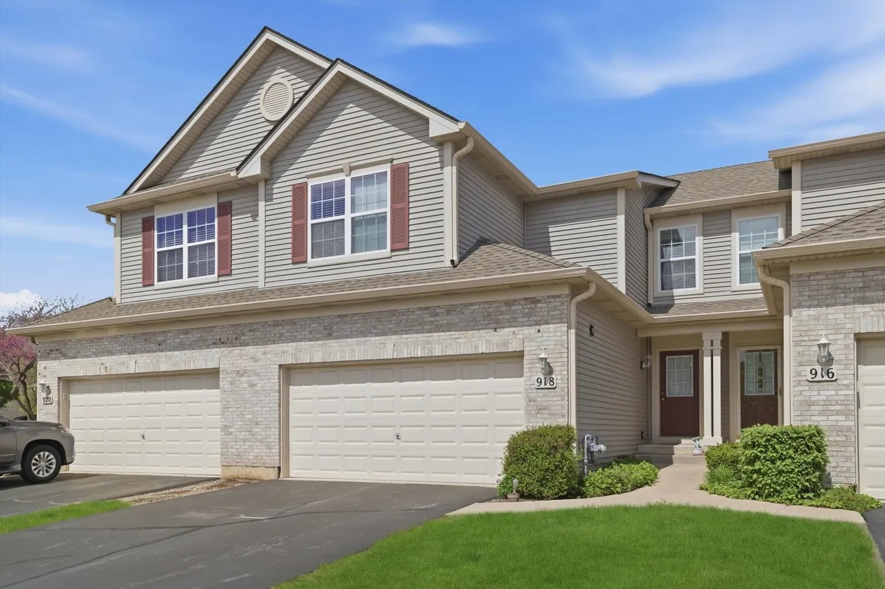 918 Oak Ridge Boulevard Elgin, IL 60120 - Photo 1 of 22