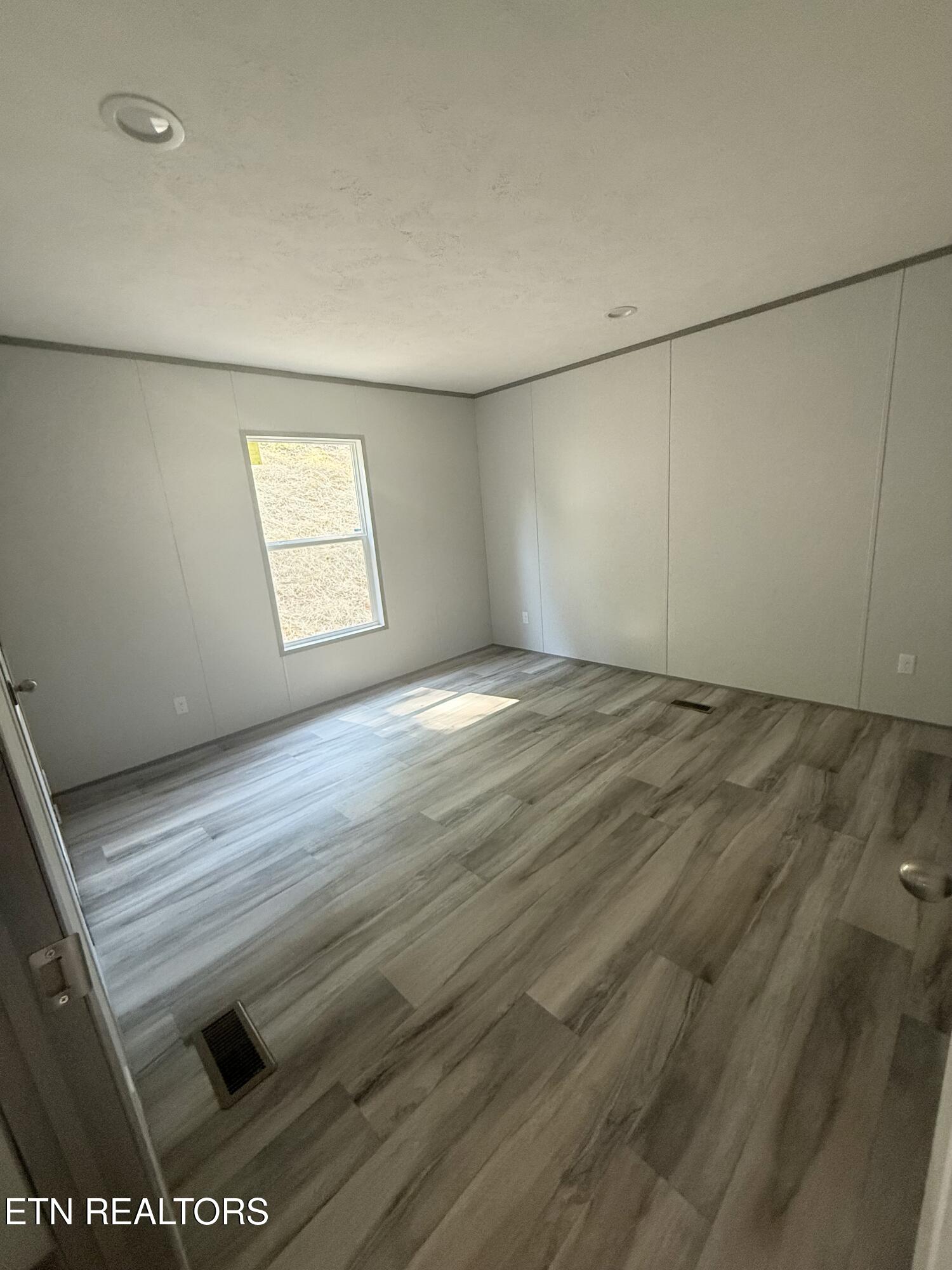 355 Michaels Way Newport, TN 37821 - Photo 33 of 58 Master bedroom