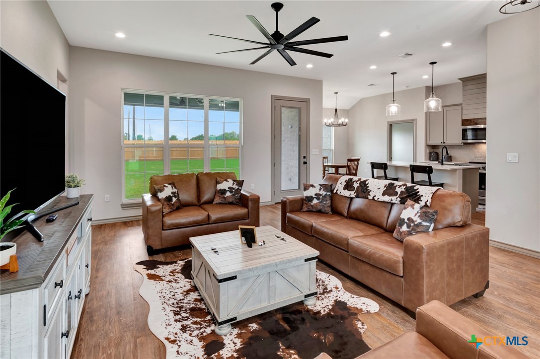 305 Turkey Lane Victoria, TX 77905 - Photo 3 of 35 a living room with furniture and a flat screen tv