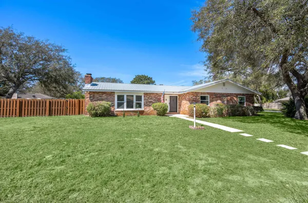 a view of a house with backyard and garden