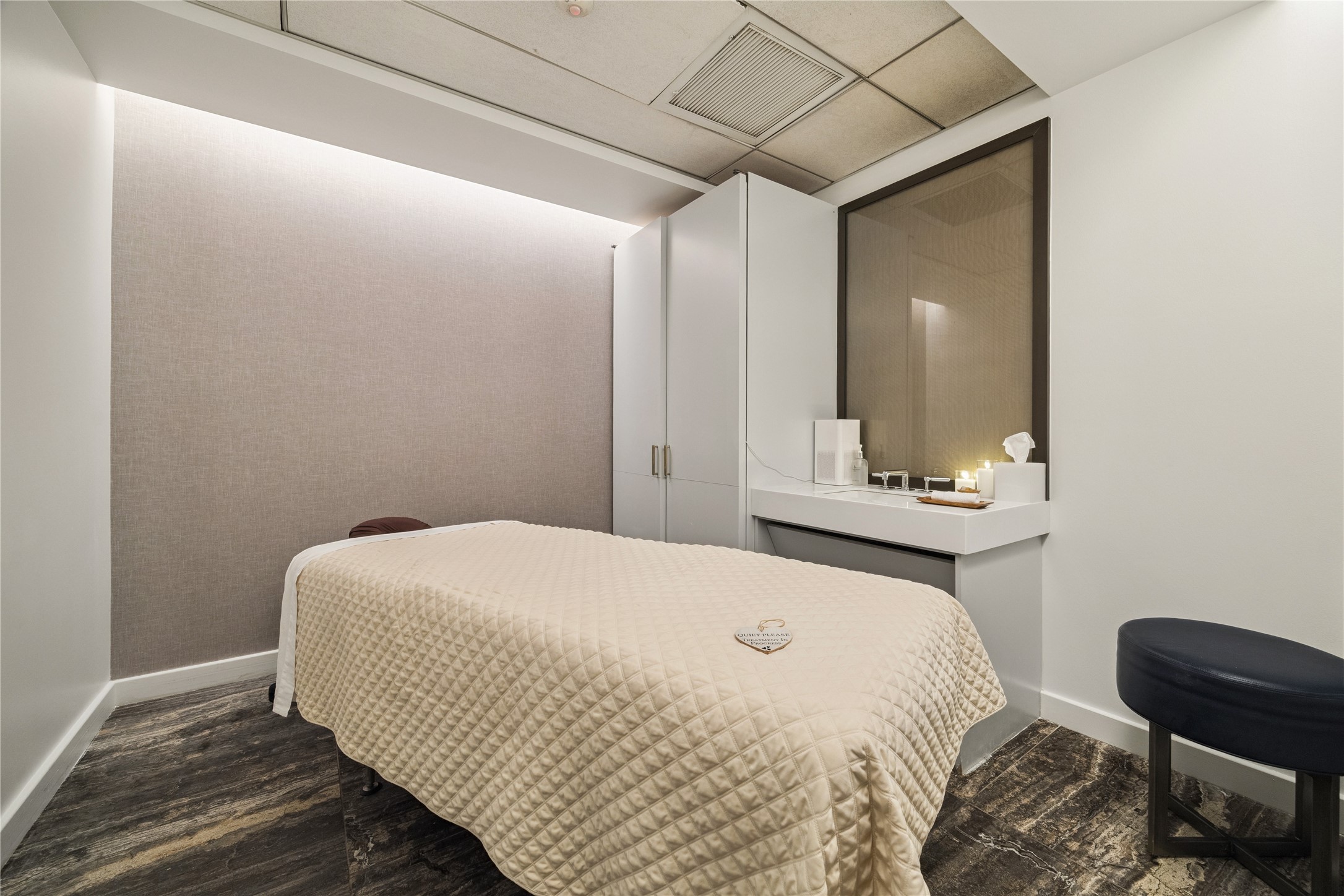 1111 Caroline Street, Unit 2908 Houston, TX 77010 - Photo 32 of 50 a bedroom with a bed and a chair