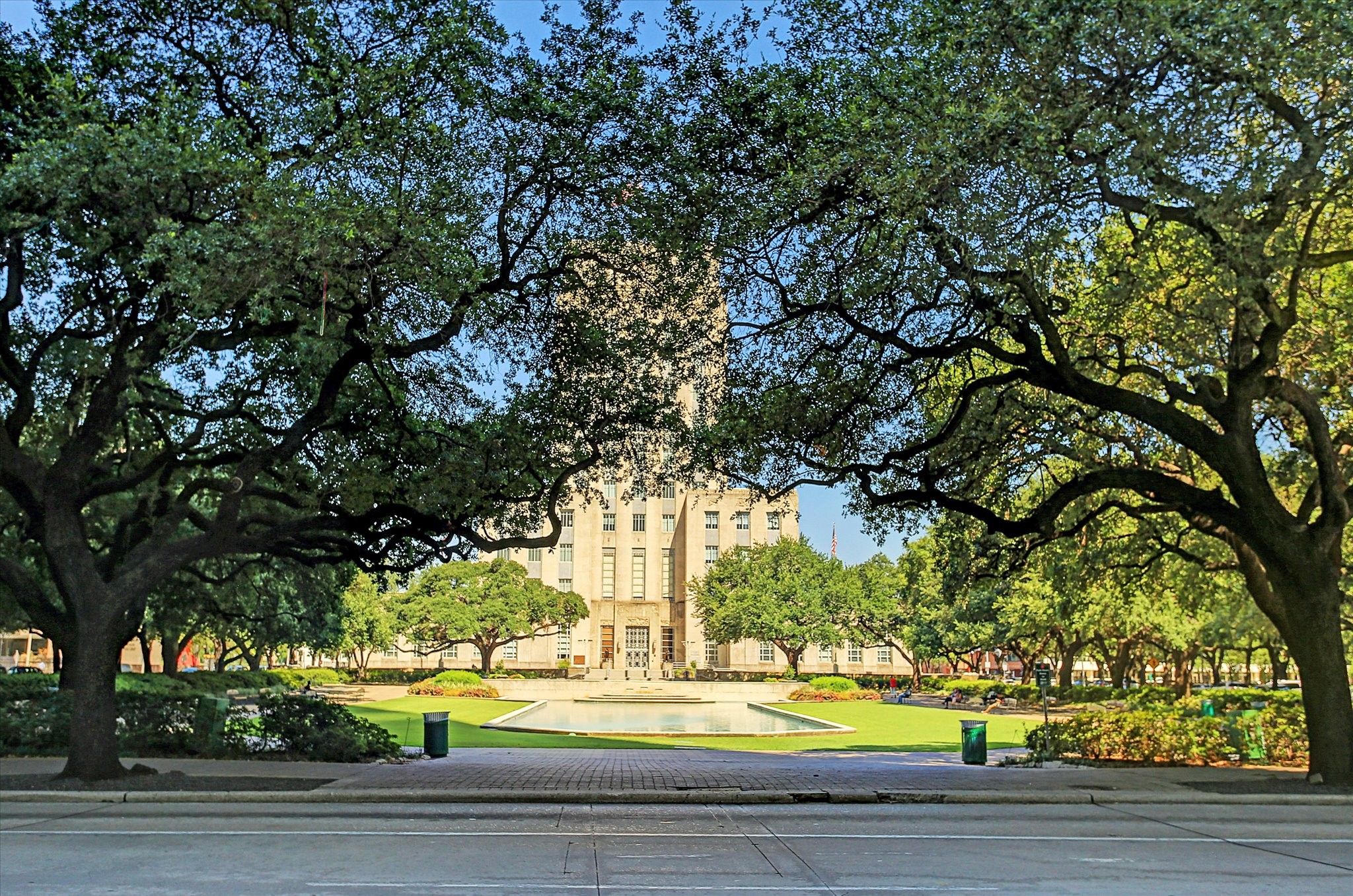 1111 Caroline Street, Unit 2908 Houston, TX 77010 - Photo 42 of 50 a view of a yard in front of the house