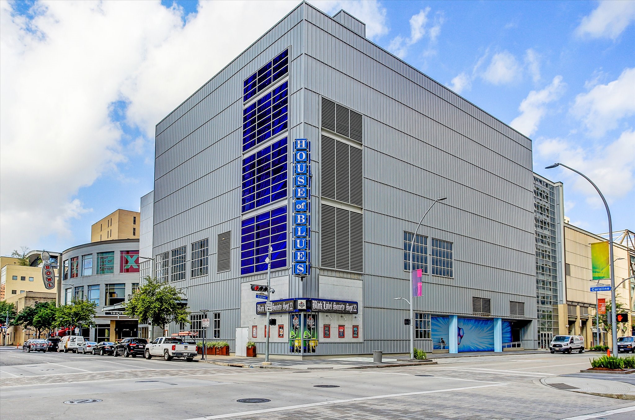 1111 Caroline Street, Unit 2908 Houston, TX 77010 - Photo 47 of 50 a front view of a building with street