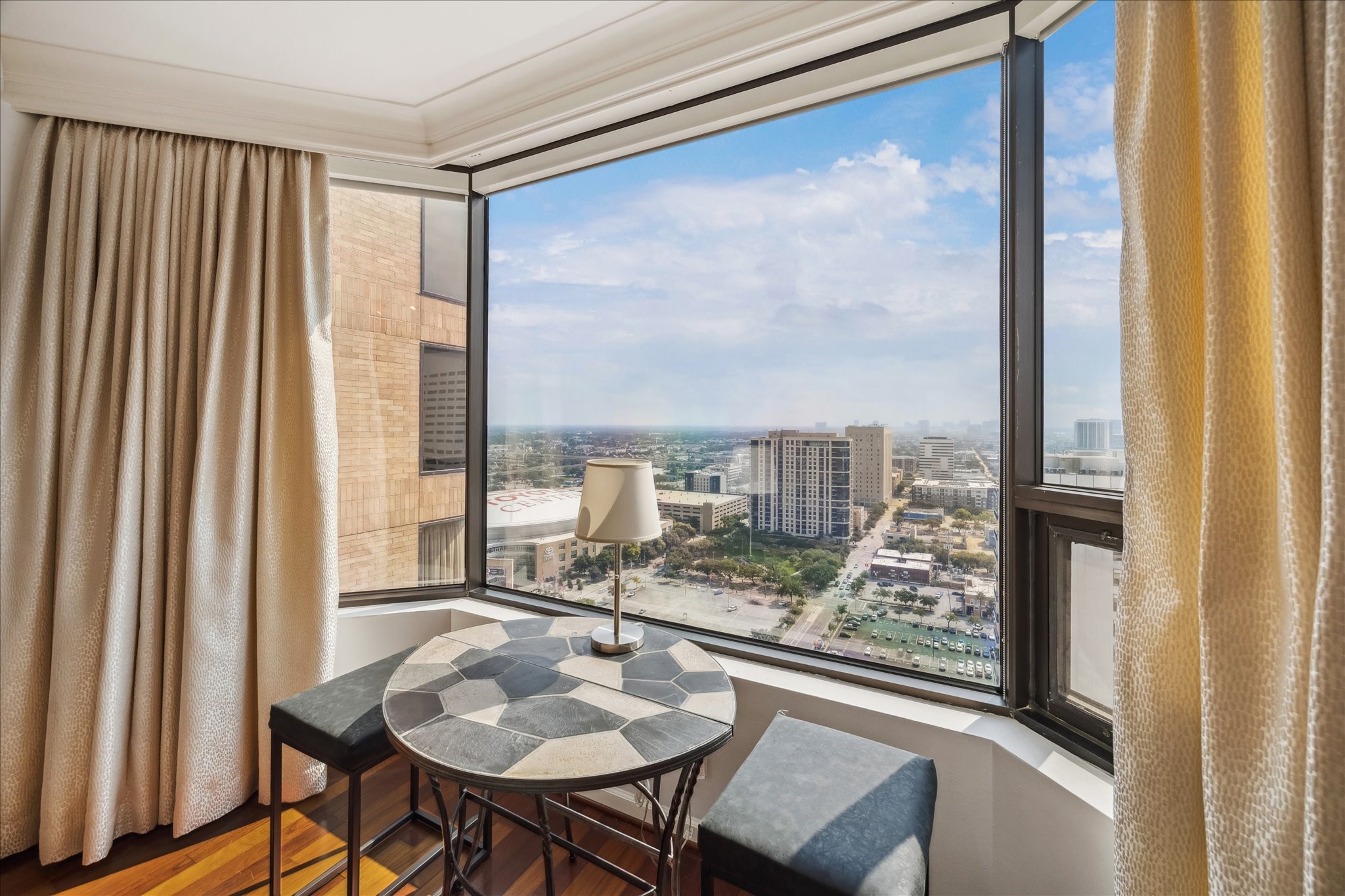 1111 Caroline Street, Unit 2908 Houston, TX 77010 - Photo 5 of 50 A corner window creates a dramatic backdrop for casual dining, with panoramic vistas stretching across downtown and beyond. Natural light and elevated perspectives make every meal feel special.