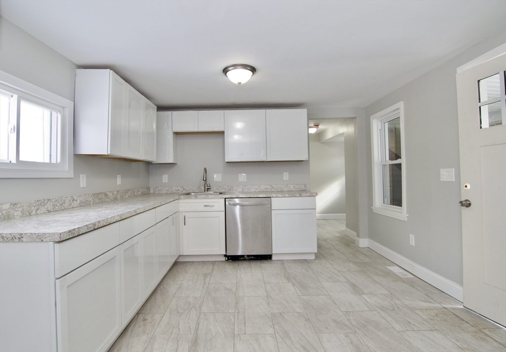 63 Bay Street Springfield, MA 01109 - Photo 5 of 35