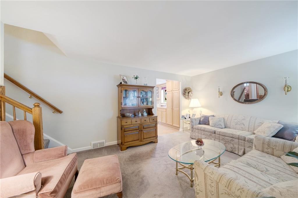 923 Lindsay Road Carnegie, PA 15106 - Photo 4 of 31 Gallery Image 4