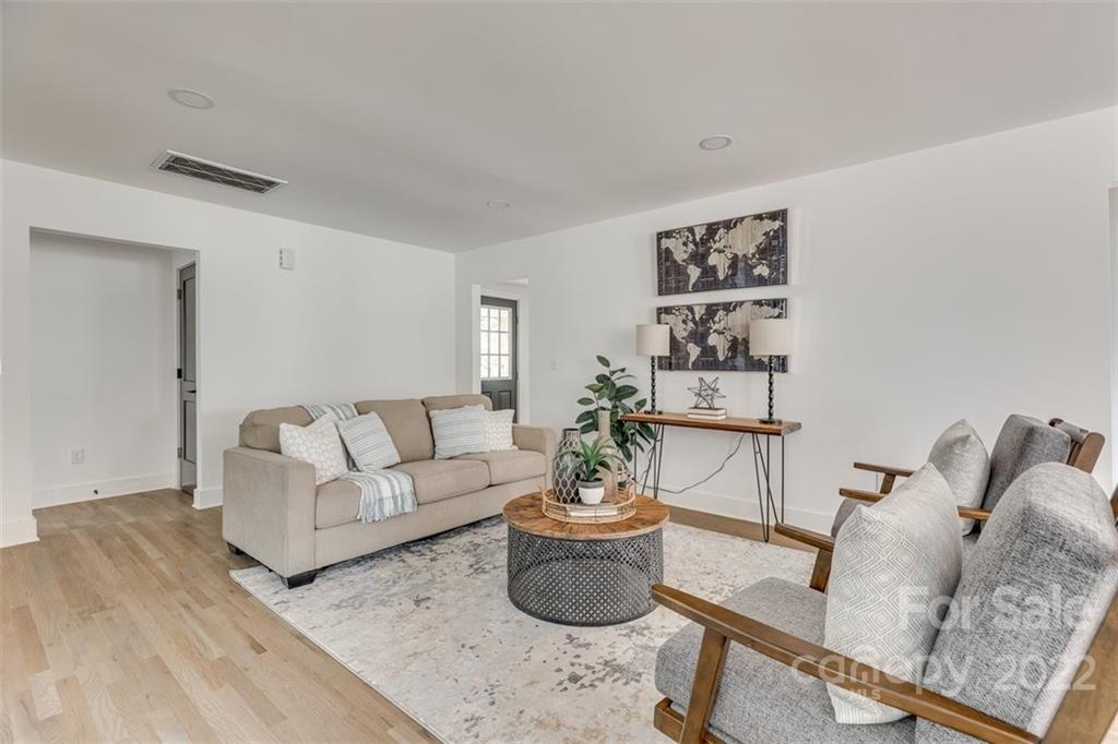 1321 Enderly Road Charlotte, NC 28208 - Photo 6 of 26 a living room with furniture