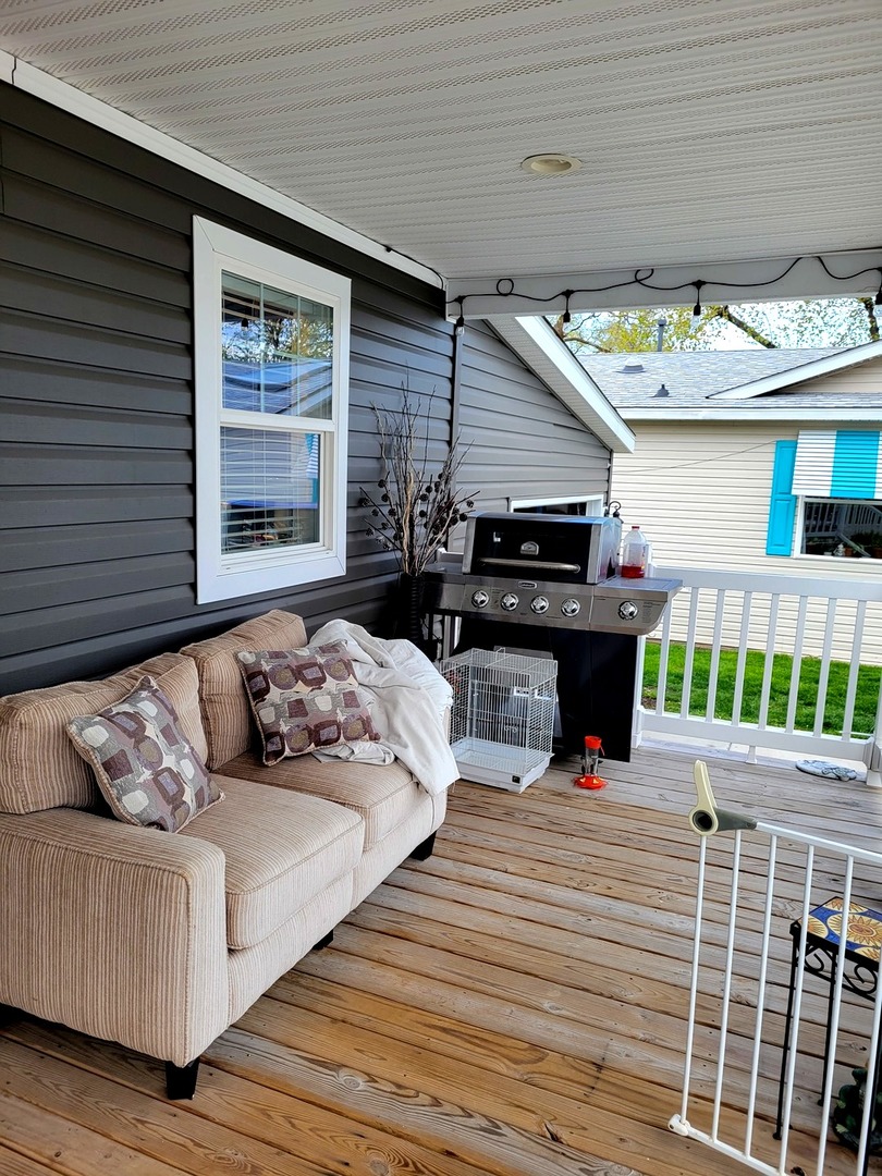 186 Northshore Road Elgin, IL 60123 - Photo 11 of 14 a view of a couches and dinning table in the patio
