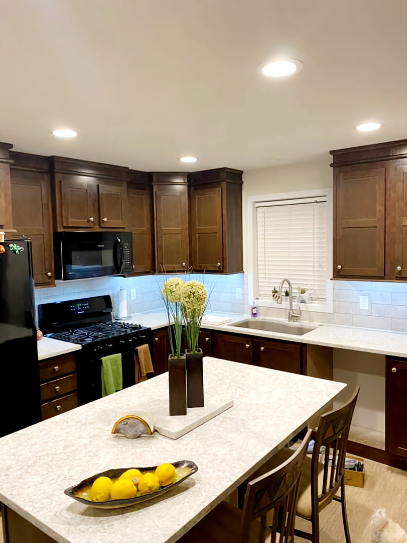 186 Northshore Road Elgin, IL 60123 - Photo 2 of 14 a kitchen with stainless steel appliances granite countertop a sink dishwasher a stove a refrigerator a dining table and chairs with wooden floor