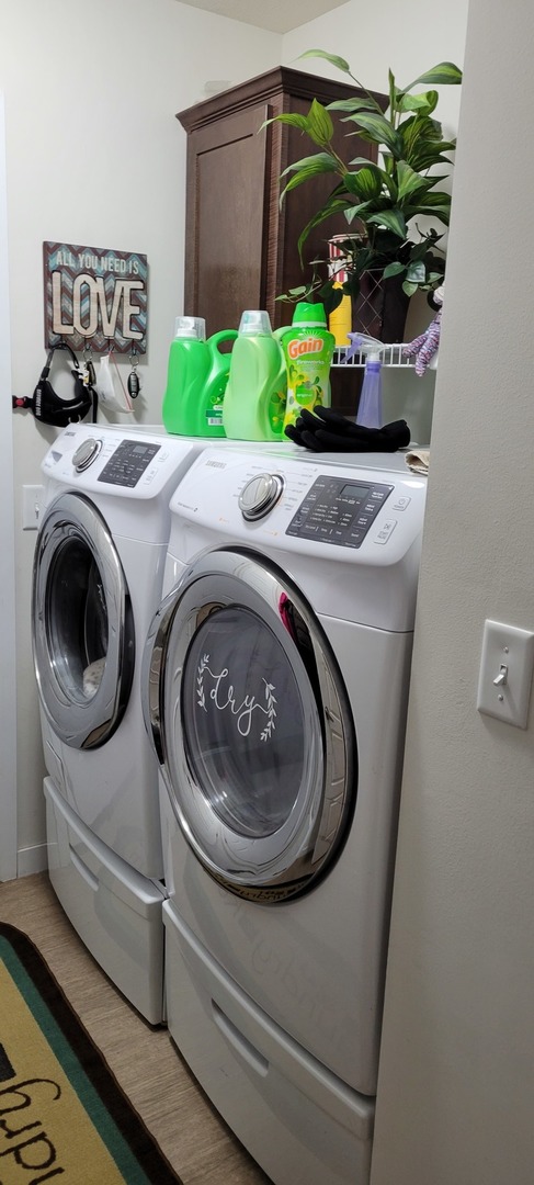 186 Northshore Road Elgin, IL 60123 - Photo 8 of 14 a utility room with dryer and washer