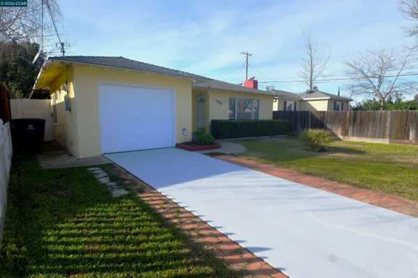 a view of a yard in front of house