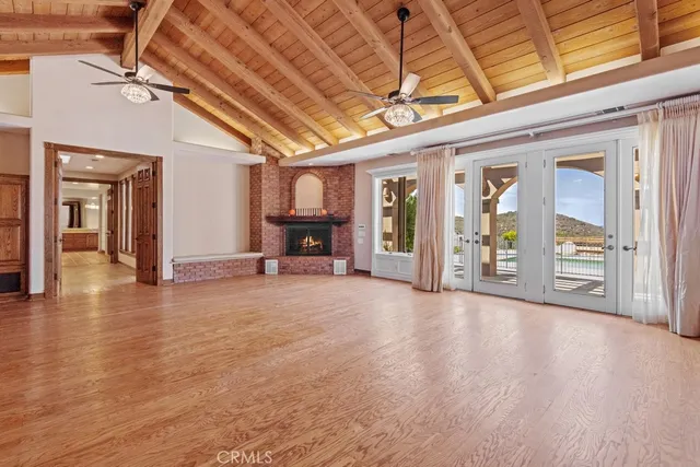 a view of livingroom with furniture