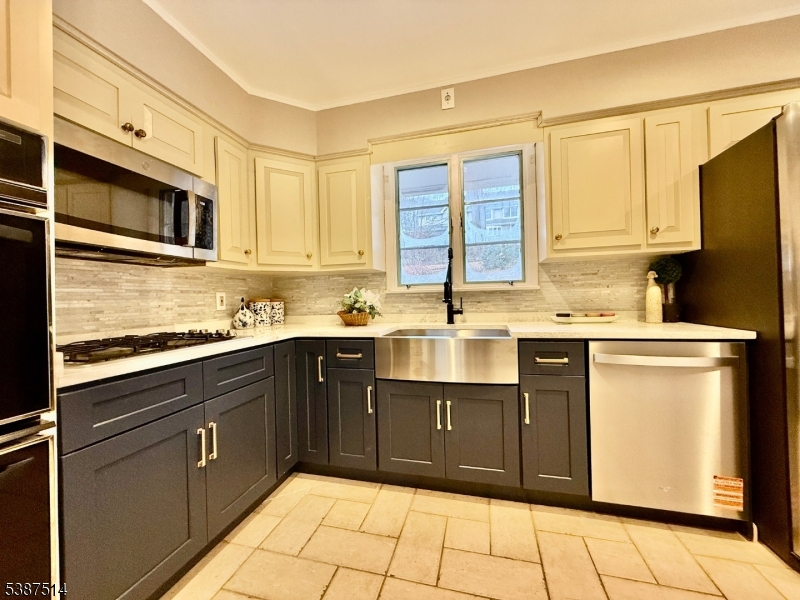 1450 Deer Path Mountainside, NJ 07092 - Photo 2 of 33