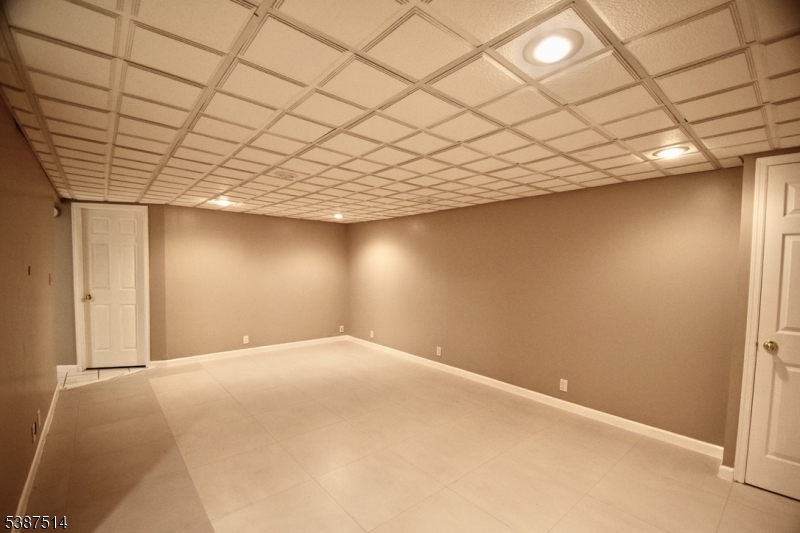 1450 Deer Path Mountainside, NJ 07092 - Photo 3 of 33