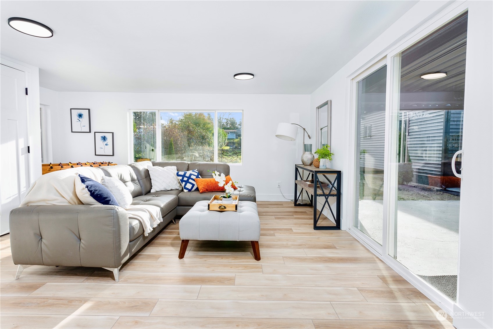 7922 Leschi Road Southwest Tacoma, WA 98498 - Photo 16 of 37 a living room with furniture and wooden floor