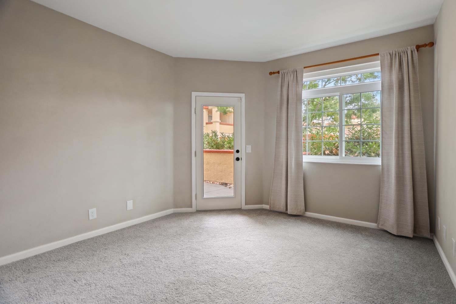 6986 Stagecoach Road, Unit B Dublin, CA 94568 - Photo 20 of 28 an empty room with a window