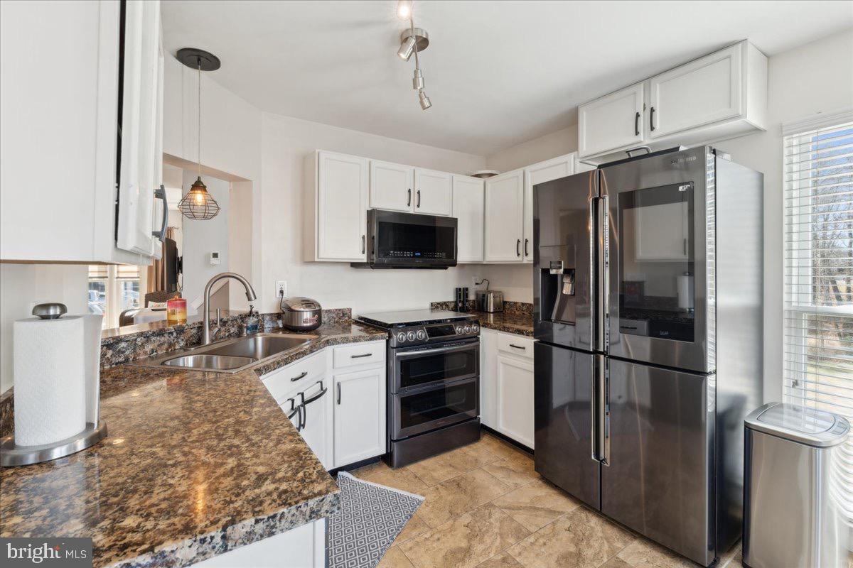 262 Arcadia Shores Circle Odenton, MD 21113 - Photo 9 of 37 a kitchen with stainless steel appliances granite countertop a refrigerator stove and sink