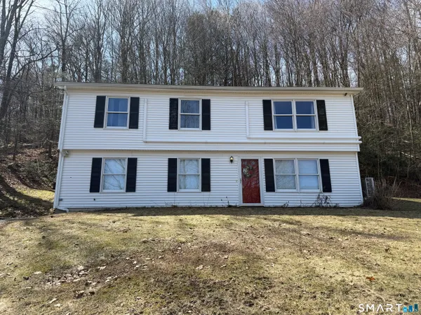 a view of a house with yard