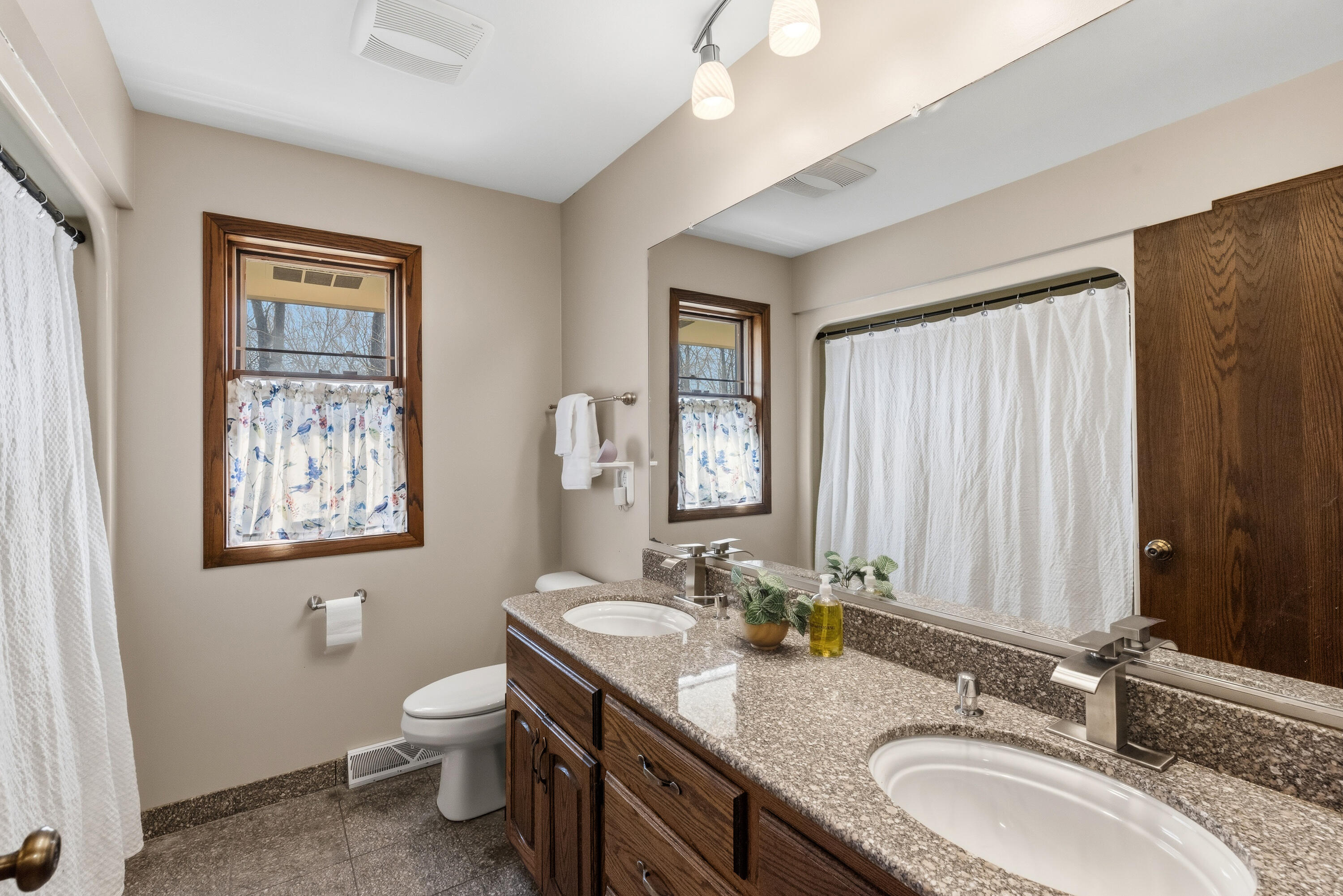 12785 West Bobwood Road New Berlin, WI 53151 - Photo 27 of 39 Family Bath, Double Vanity, Shower Over Tub