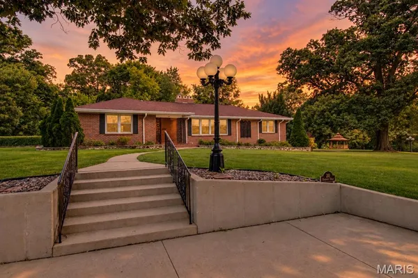 $699,900 | 20 North Fairmount Drive, Alton, IL 62002