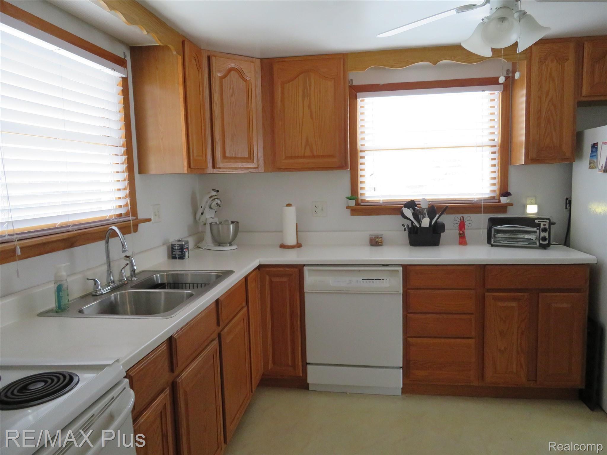 2019 Belsay Road Burton, MI 48519 - Photo 3 of 22 IMG_3193.JPG