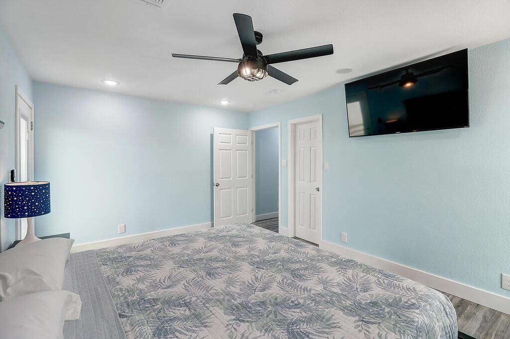 2445 Laguna Shores Road Corpus Christi, TX 78418 - Photo 18 of 39 a view of a livingroom with a flat screen tv