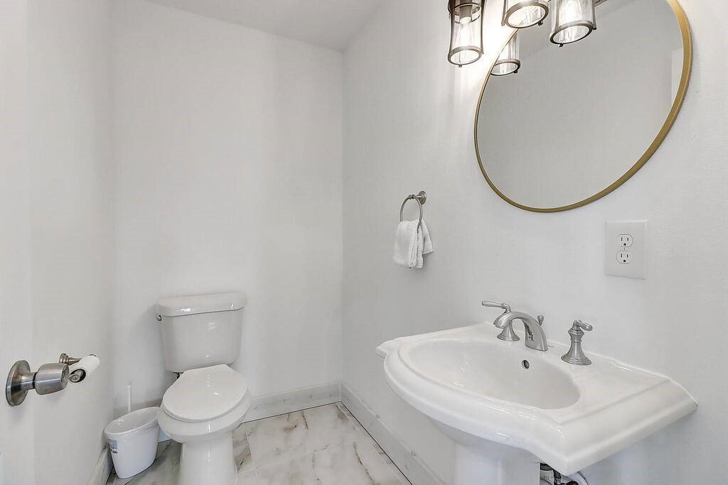 2445 Laguna Shores Road Corpus Christi, TX 78418 - Photo 21 of 39 a bathroom with a toilet sink and mirror