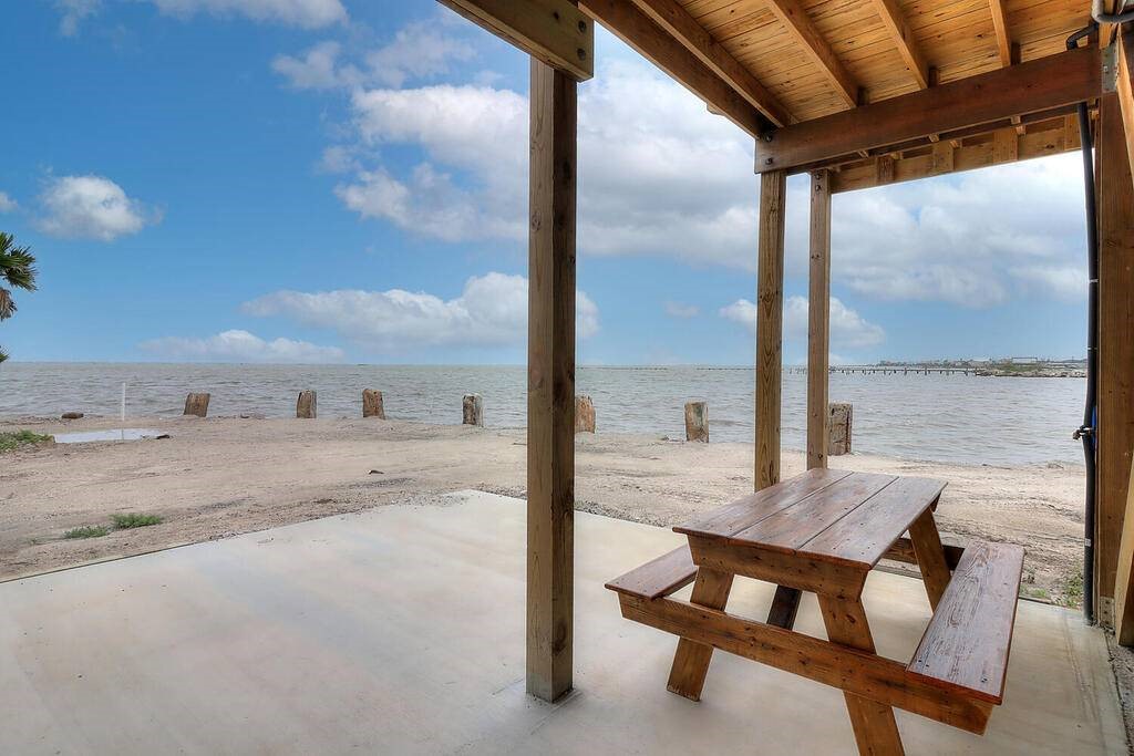 2445 Laguna Shores Road Corpus Christi, TX 78418 - Photo 32 of 39 a view of a balcony with table and chairs
