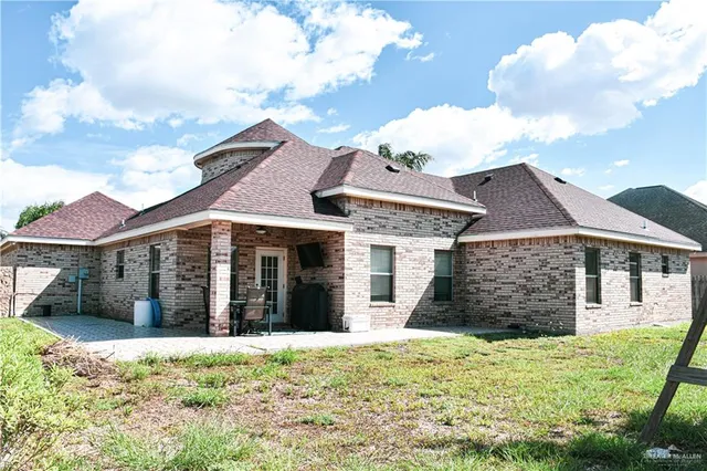 a view of a house with backyard and trees